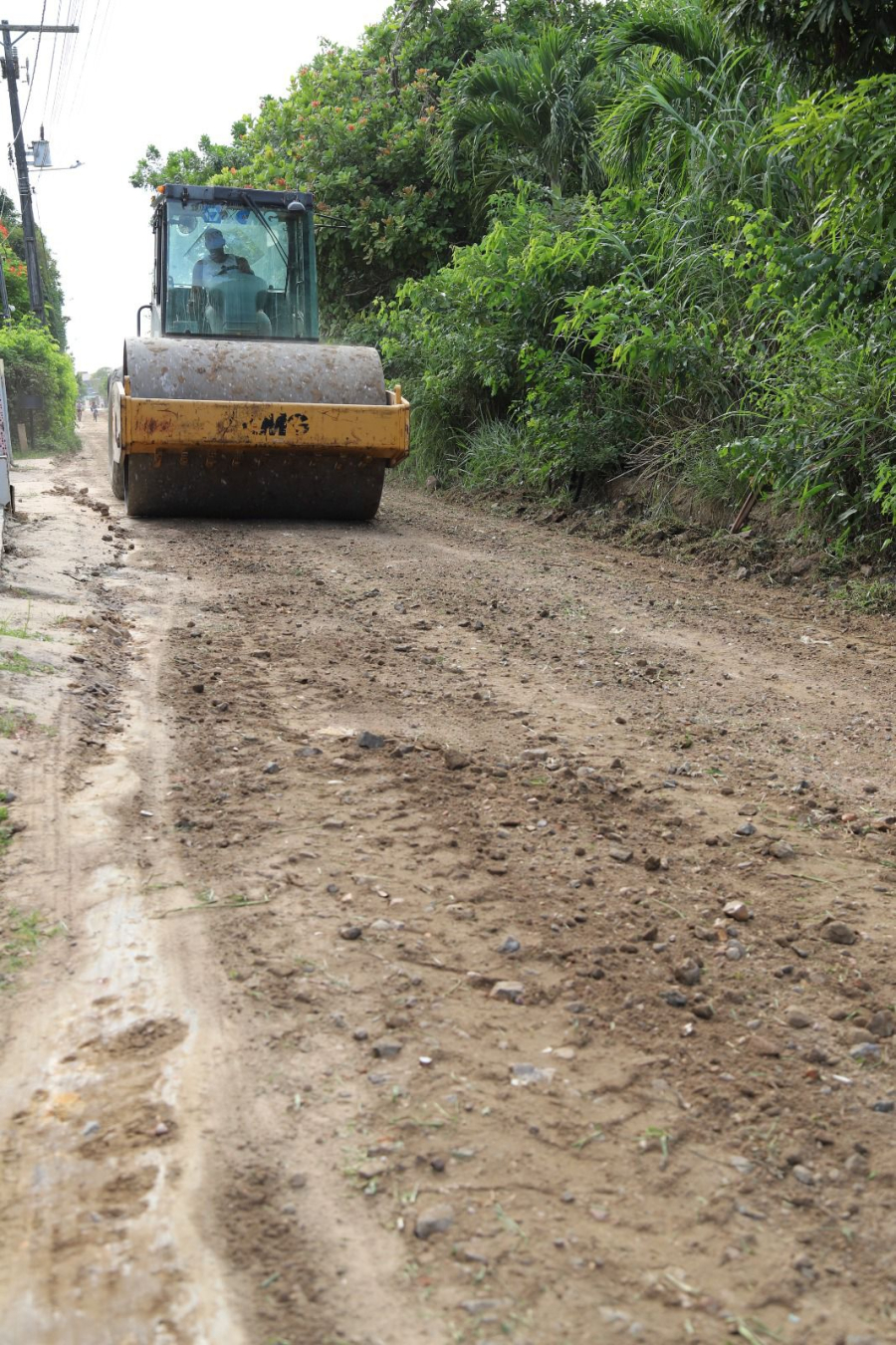 Prefeitura de Cruz realiza manutenção na estrada da Pumba, Piabas e Baixa Fria.