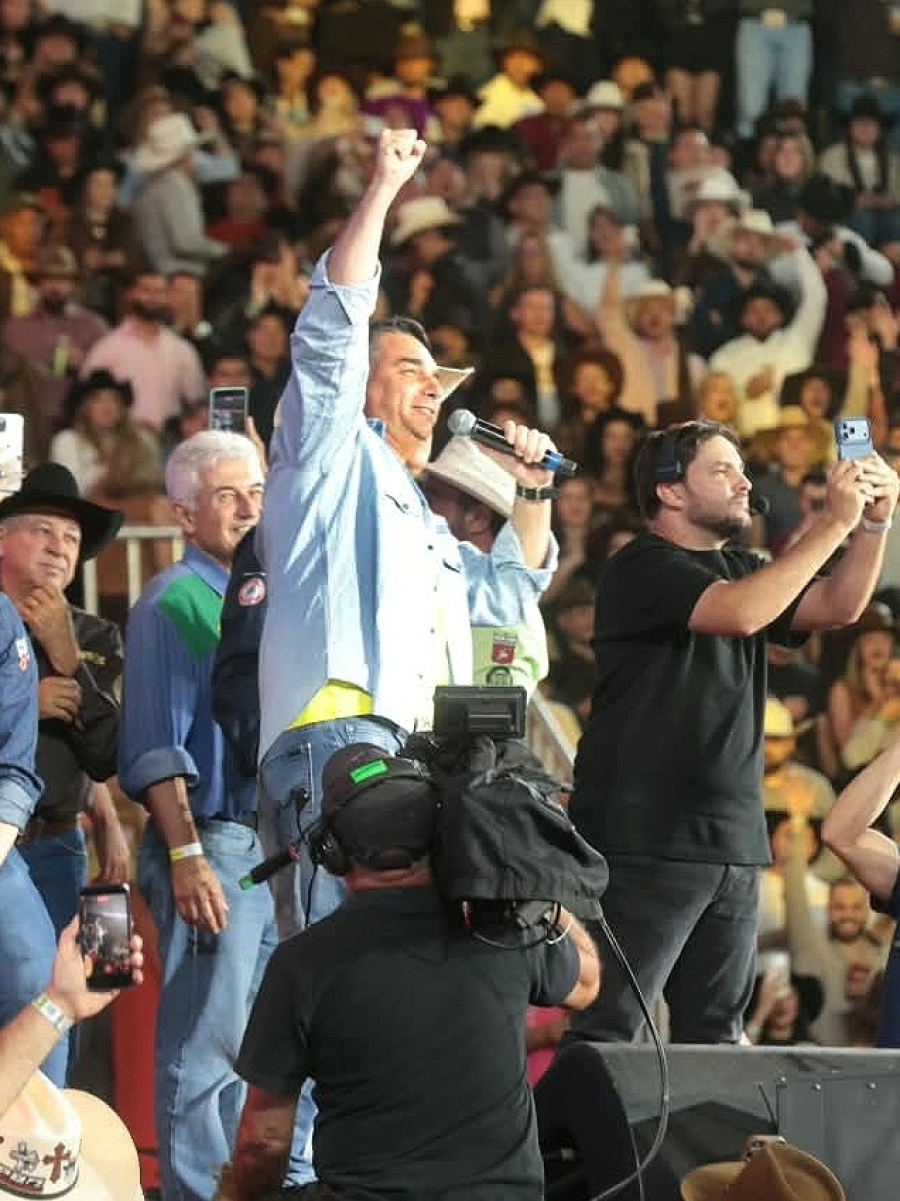 Tse abre investigação que pode tornar Flávio Bolsonaro inelegível. 